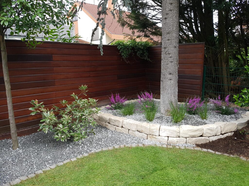 Gartenpflege nach Jahreszeit und Gartenbau-Service: Schneiden, Unkraut entfernen, Bewässerungsanlagen, Baumschnitt, Hekcenschnitt, Grünpflege