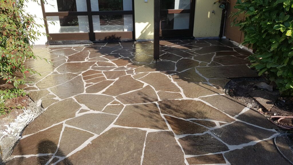 Terrassengestaltung in Schwetzingen – Natursteinterrasse mit Sitzbereich