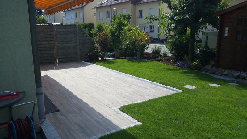 Terrassenbau in Schwetzingen: Befestigte Außenfläche mit Pflasterweg und Rasen