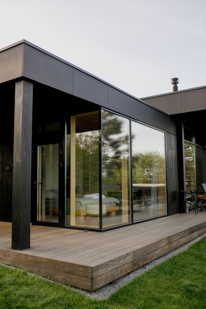 Moderne Terrassengestaltung mit WPC und Naturstein